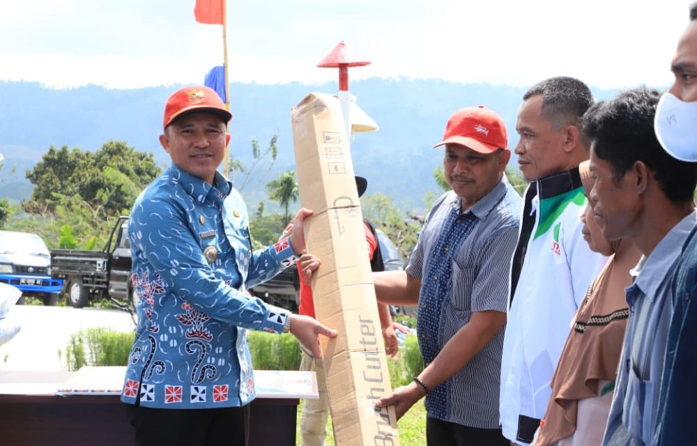 Wujud Mensejahterakan Petani,  Parosil Serahkan Bantuan Alat Pertanian