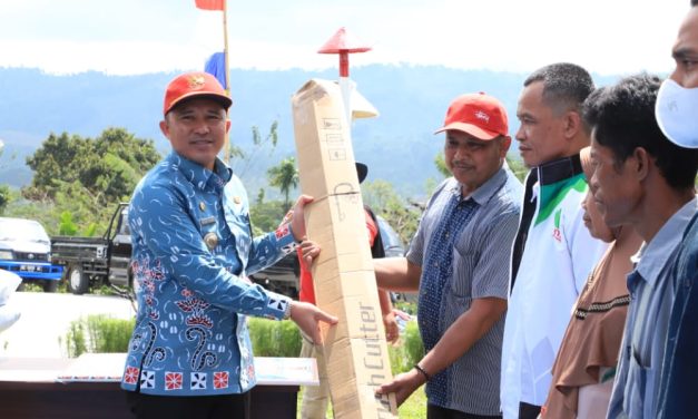 Wujud Mensejahterakan Petani,  Parosil Serahkan Bantuan Alat Pertanian