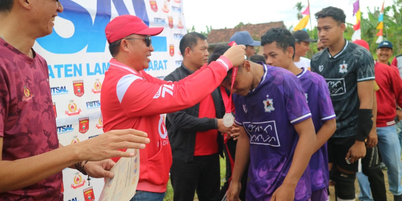 Bupati Parosil Menutup Turnamen Futsal yang diikuti 32 tim dari 15 Kecamatan