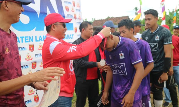 Bupati Parosil Menutup Turnamen Futsal yang diikuti 32 tim dari 15 Kecamatan