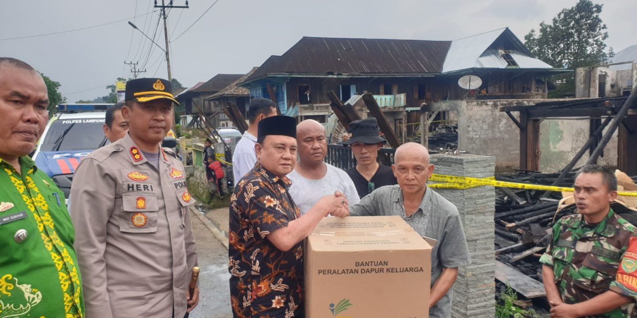 Beri perhatian korban kebakaran, Pemkab Lambar serahkan bantuan