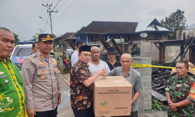 Beri perhatian korban kebakaran, Pemkab Lambar serahkan bantuan