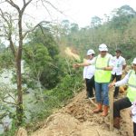 Bupati Lampung Barat melakukan Peninjauan Pembangunan PLTA oleh PT. Adimitra