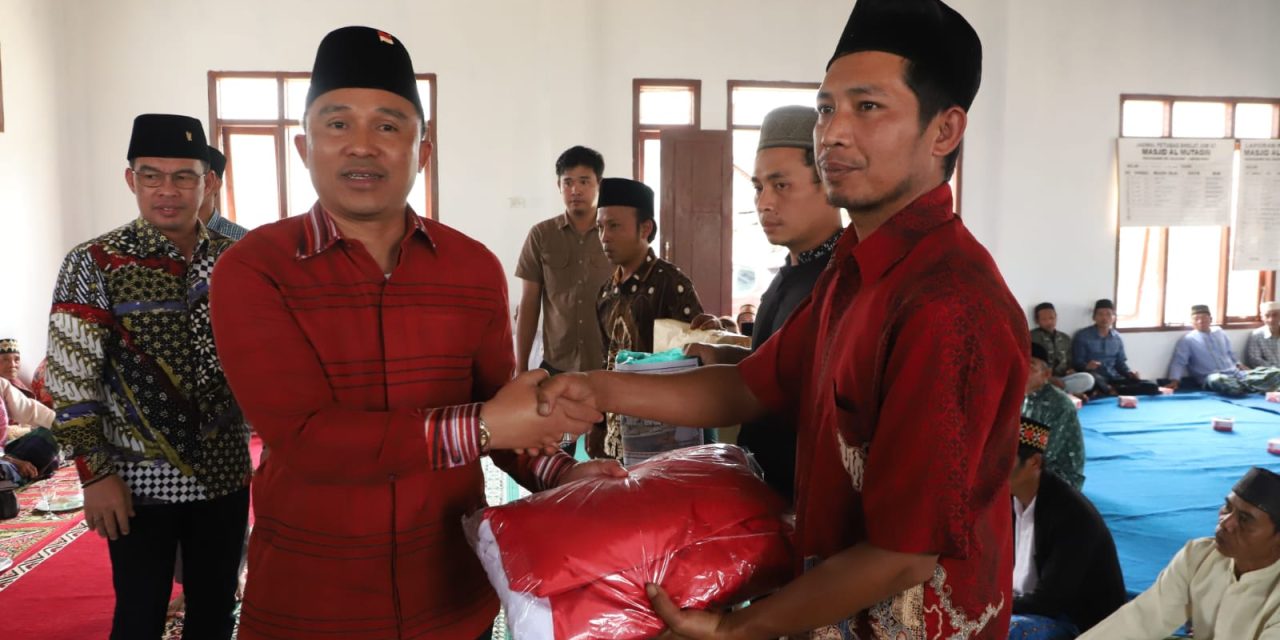 Safari jum’at, Bupati Parosil serahkan bendera merah putih
