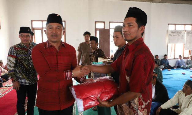Safari jum’at, Bupati Parosil serahkan bendera merah putih