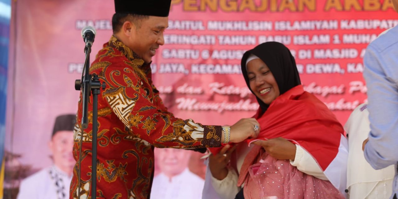 Semarak HUT RI 77, Bupati Parosil Bagikan Puluhan Ribu Bendera Merah Putih