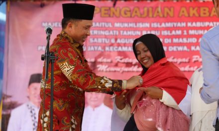 Semarak HUT RI 77, Bupati Parosil Bagikan Puluhan Ribu Bendera Merah Putih