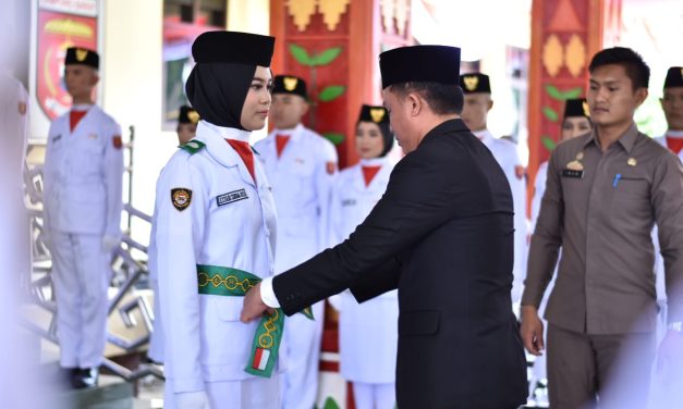 Bupati Parosil kukuhkan 50 Paskibraka Lampung Barat