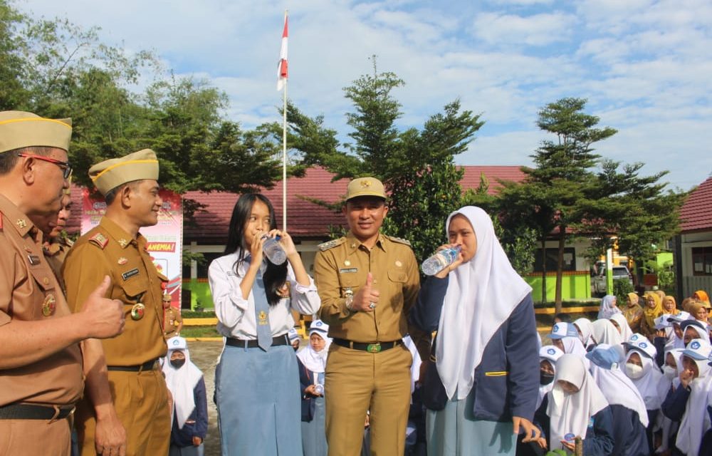 Parosil Bertindak Sebagai Pembina Upacara Mingguan di SMAN 2 Liwa