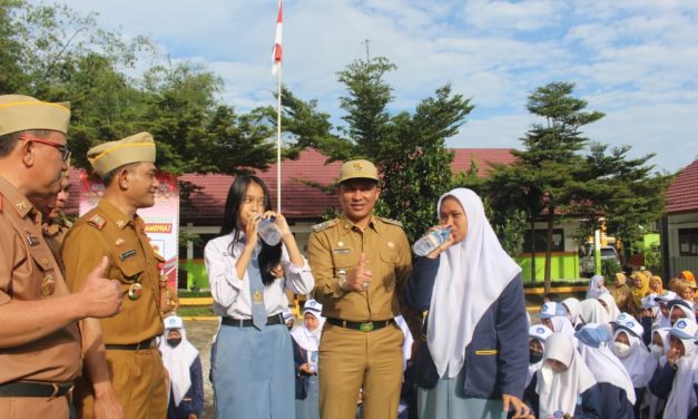 Parosil Bertindak Sebagai Pembina Upacara Mingguan di SMAN 2 Liwa