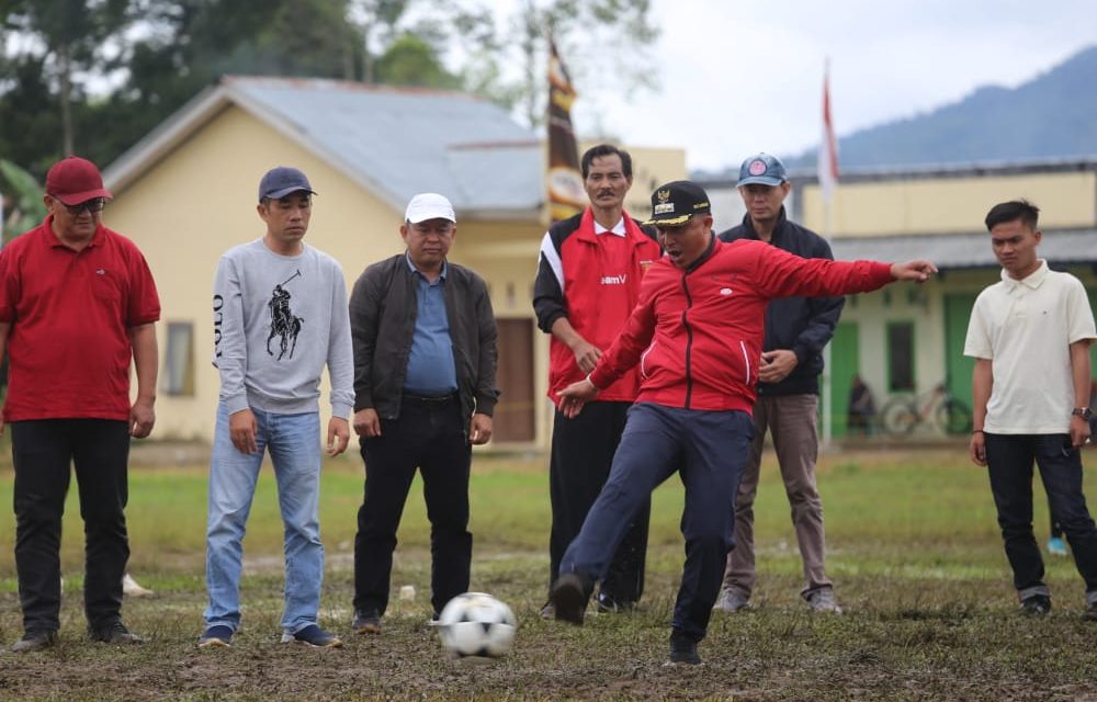Bupati Parosil Resmi Membuka Turnamen Sepak Bola Peratin Cup Tahun 2022