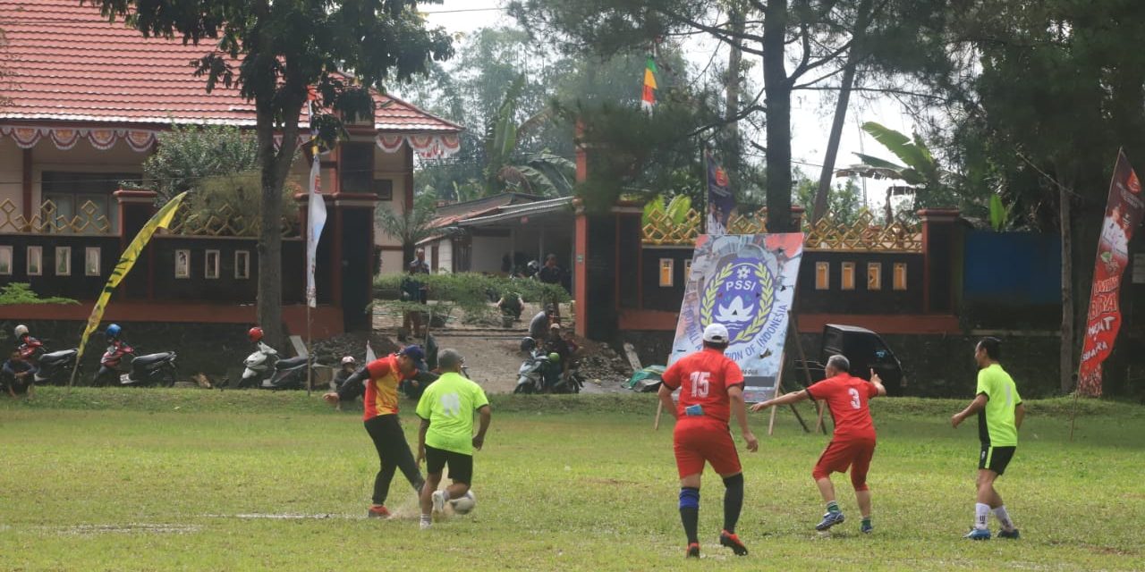 Bermain Sepak Bola Ditengah Hujan Deras, Bupati Parosil Ciptakan Gol Cantik