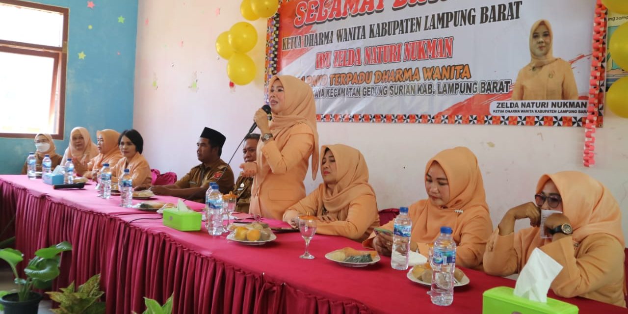 Ketua DWP Lampung Barat serahkan Bantuan untuk TK