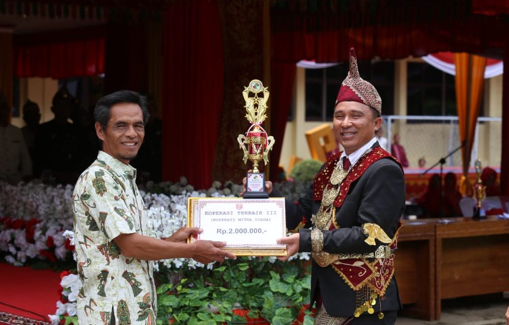 Peringati HUT Lambar Ke-31, Pemkab Lambar serahkan berbagai penghargaan