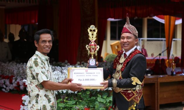 Peringati HUT Lambar Ke-31, Pemkab Lambar serahkan berbagai penghargaan