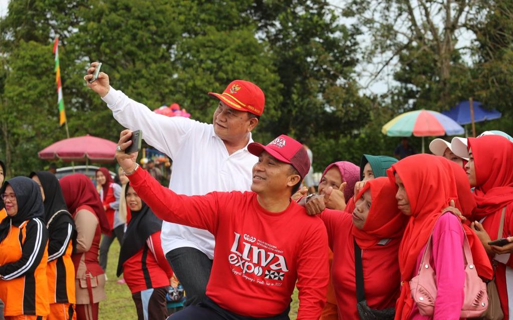 Bupati dan Wabup Lampung Barat Senam dan Jalan Sehat Bersama Ribuan Masyarakat