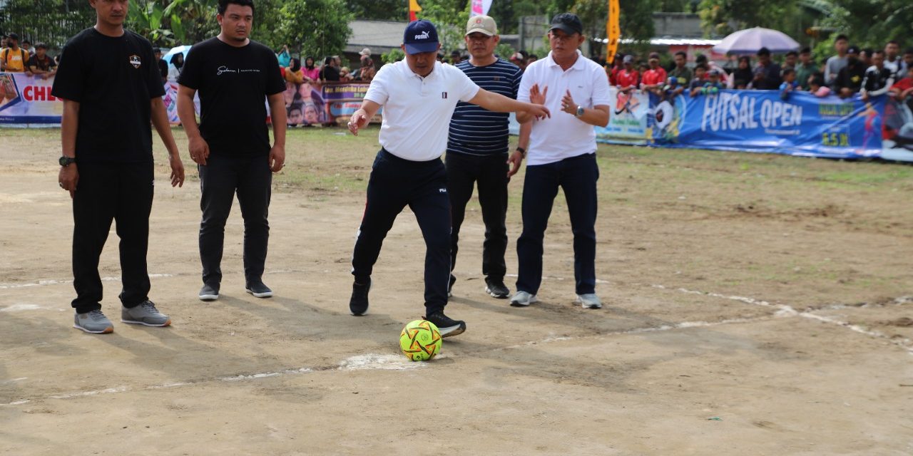 Bupati Parosil Membuka Turnamen Bola Futsal Karang Agung Tahun 2022 Season 8