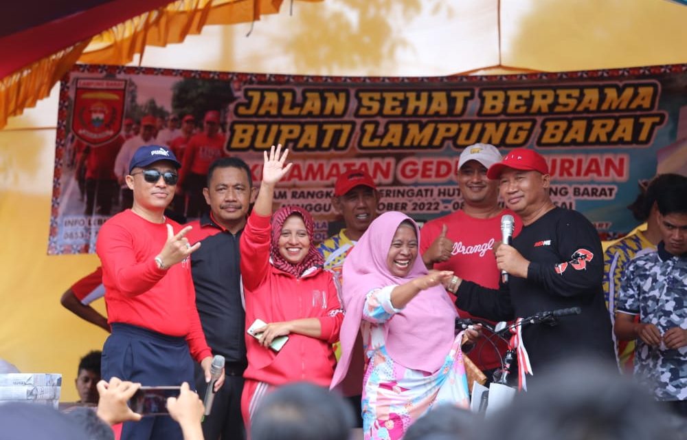 Bupati Parosil Lakukan Jalan Sehat Bersama Ribuan Masyarakat Kecamatan Gedung Surian
