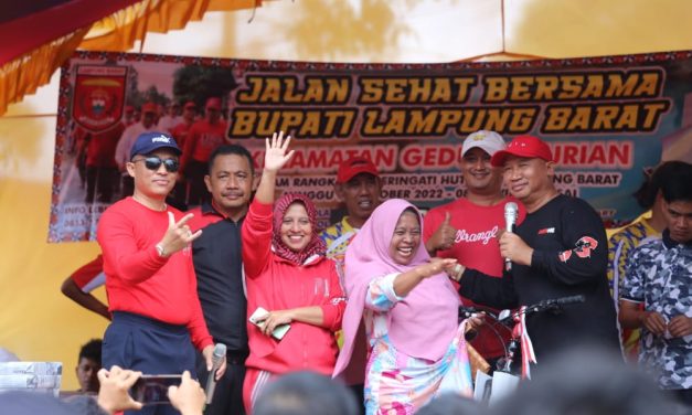 Bupati Parosil Lakukan Jalan Sehat Bersama Ribuan Masyarakat Kecamatan Gedung Surian