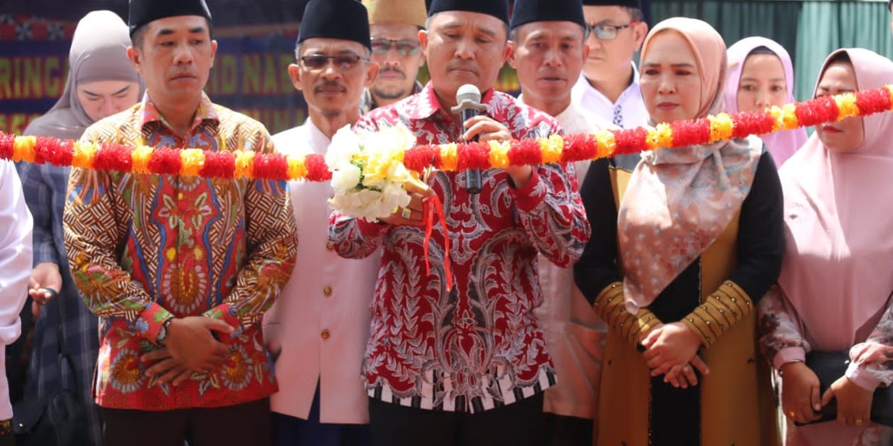 Resmikan Masjid At-Taqwa Pekon Sidomulyo Bupati Parosil Bagikan Seragam Gratis