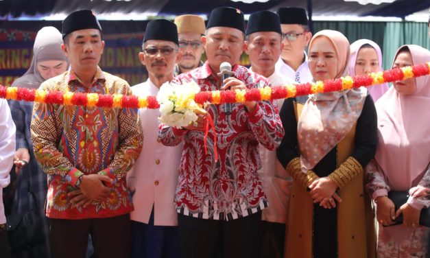 Resmikan Masjid At-Taqwa Pekon Sidomulyo Bupati Parosil Bagikan Seragam Gratis