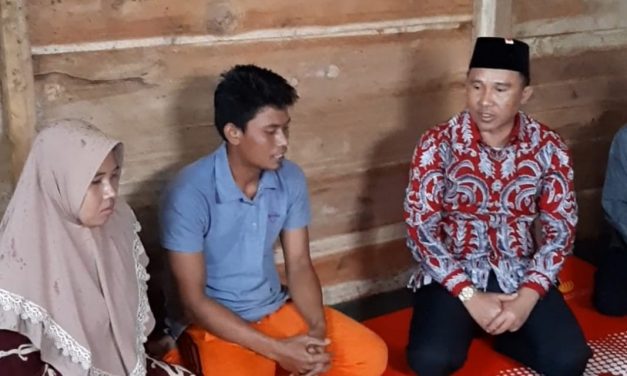 Bupati Parosil Serahkan Bantuan Kepada Korban Musibah Kebakaran