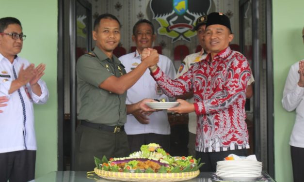 Bupati Parosil Hadiri Acara Potong Tumpeng Peringati HUT ke-77 TNI di Makodim 0422/LB