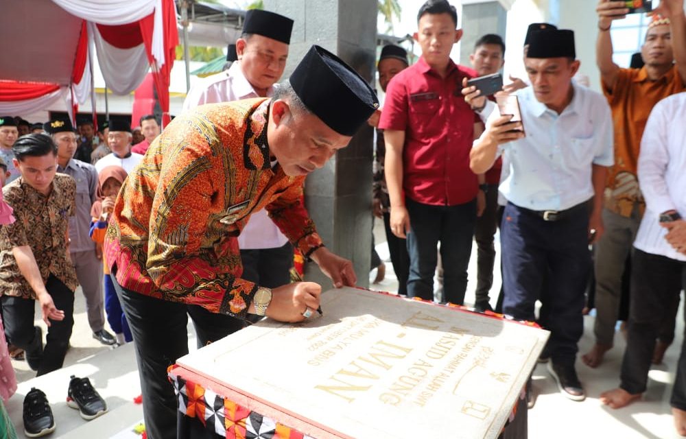 Bupati Parosil Resmikan Masjid dan Bagikan Seragam Sekolah Gratis