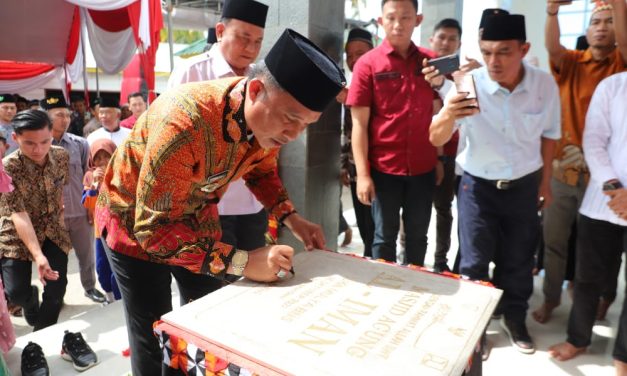 Bupati Parosil Resmikan Masjid dan Bagikan Seragam Sekolah Gratis