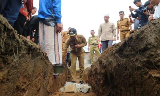 Bupati Parosil meletakkan batu pertama pembangunan masjid sekaligus peresmian TPA