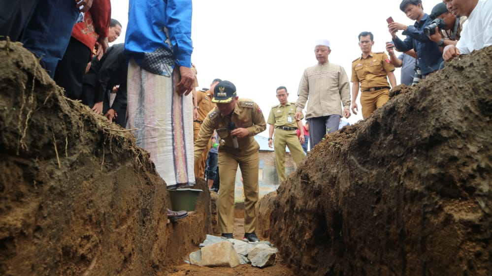 Bupati Parosil meletakkan batu pertama pembangunan masjid sekaligus peresmian TPA
