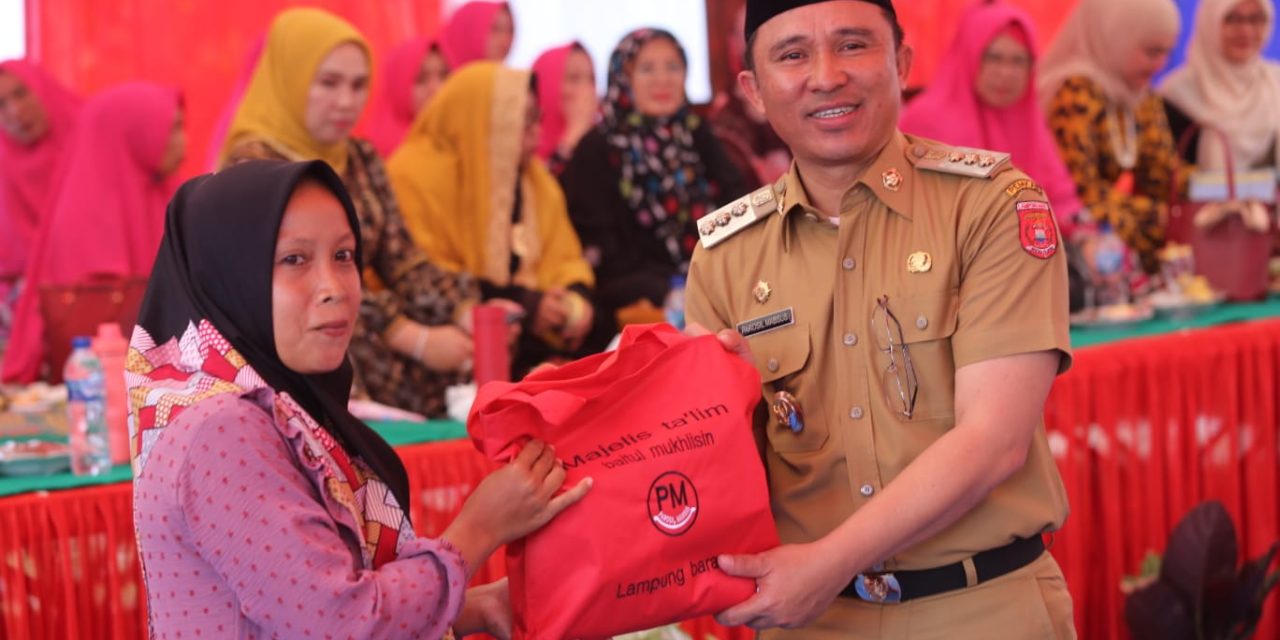 Bupati parosil Hadiri Pengajian Akbar Sekaligus Membagikan 604 Seragam gratis