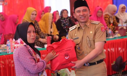 Bupati parosil Hadiri Pengajian Akbar Sekaligus Membagikan 604 Seragam gratis