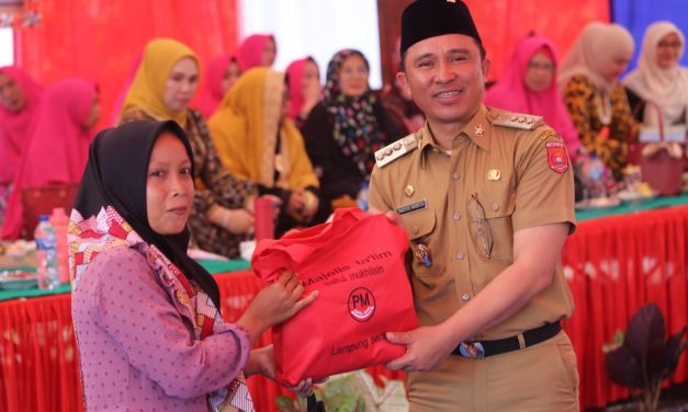 Bupati parosil Hadiri Pengajian Akbar Sekaligus Membagikan 604 Seragam gratis