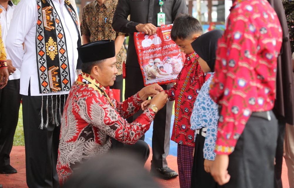Tingkatkan Pendidikan di Lambar, Bupati Parosil Bagikan Seragan Gratis.