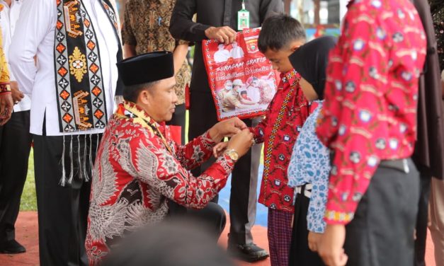 Tingkatkan Pendidikan di Lambar, Bupati Parosil Bagikan Seragan Gratis.