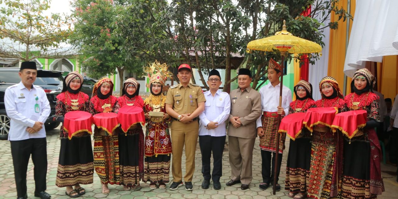 Hadiri pembinaan ASN Dilingkungan Kankemenag, Bupati Parosil Mendapat Penghargaan Dari Dirjen Pendis.