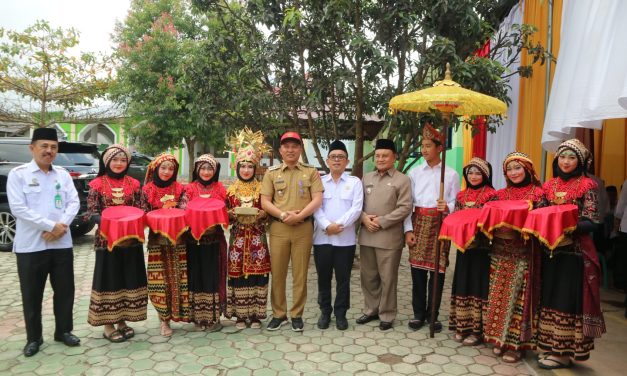 Hadiri pembinaan ASN Dilingkungan Kankemenag, Bupati Parosil Mendapat Penghargaan Dari Dirjen Pendis.