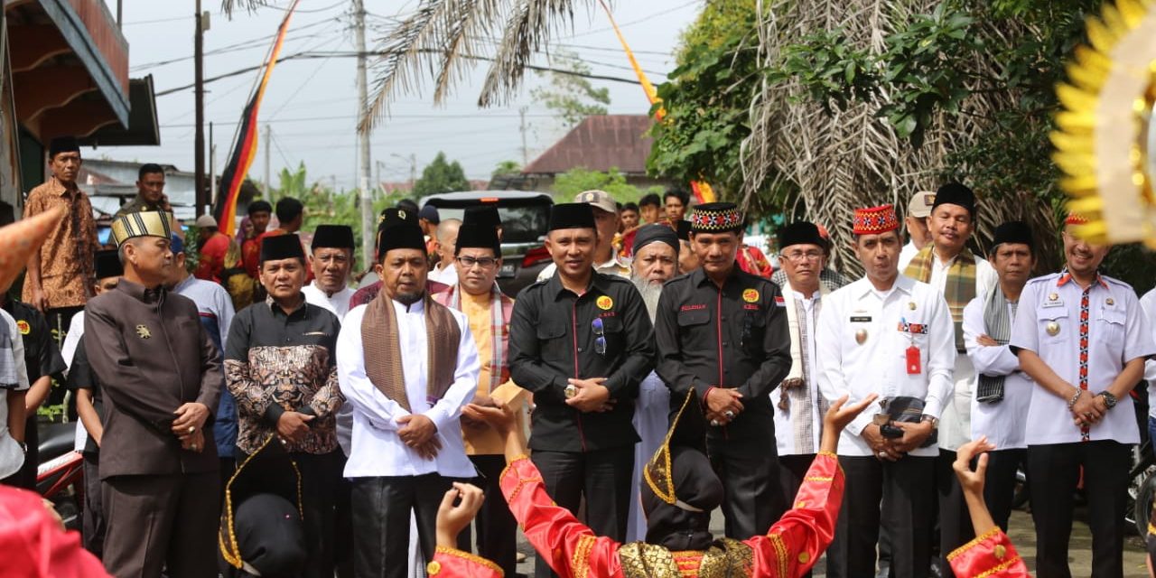 Hadiri Pelantikan Pengurus KBSB Balik Bukit, Bupati Parosil di Sambut Tarian Adat Sumatera Barat