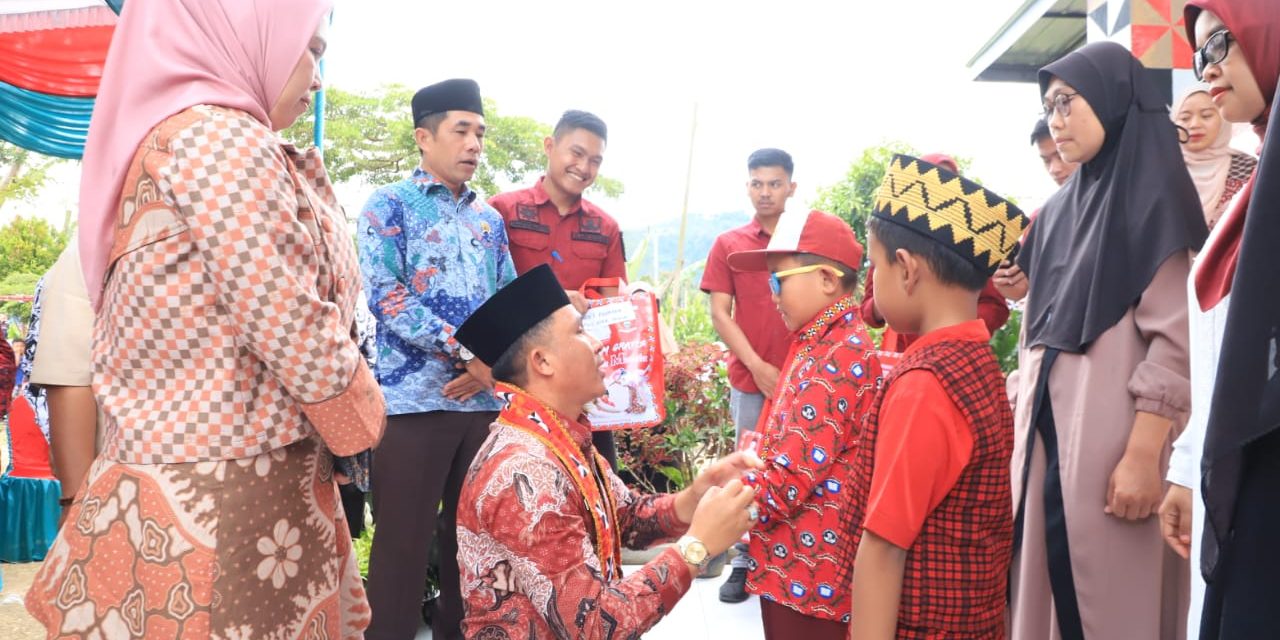 Hadiri Pengajian, Bupati Parosil Menyerahkan Seragam Sekolah Gratis