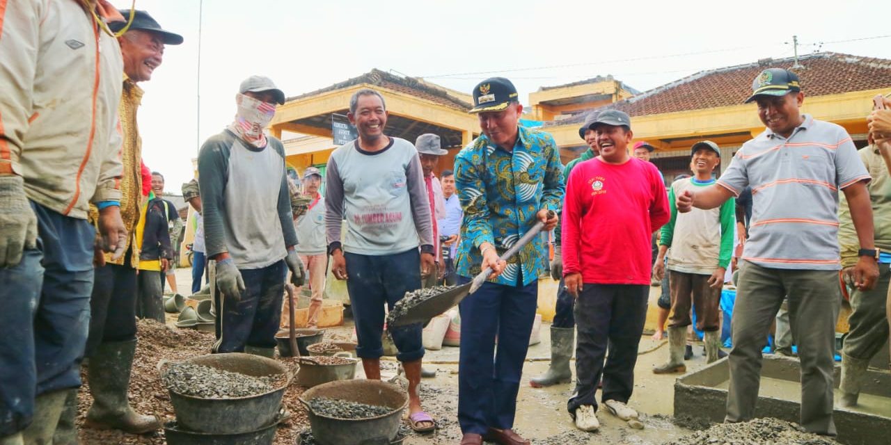 Tinjau Kelancaran Pembangunan Masjid, Bupati Parosil  Serahkan 100 Sak Semen.