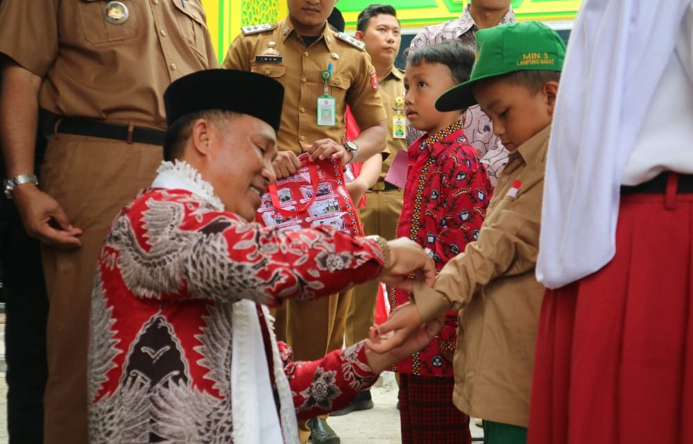 Bupati Parosil Resmikan Masjid dan Bagikan Seragam Gratis di Kecamatan Belalau