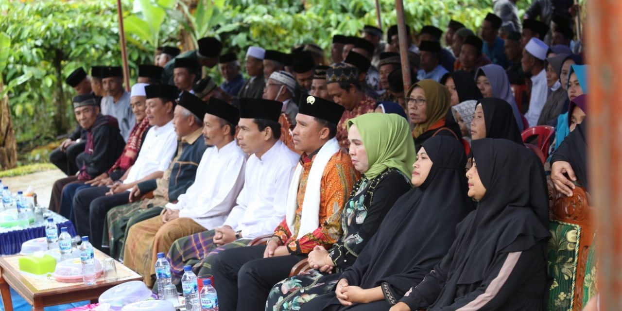 Rayakan Peringatan Maulid Nabi SAW, Bupati Parosil Hadiri Pengajian Akbar.