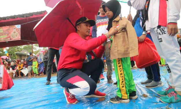 Bupati Parosil serahkan seragam gratis kepada 380 siswa