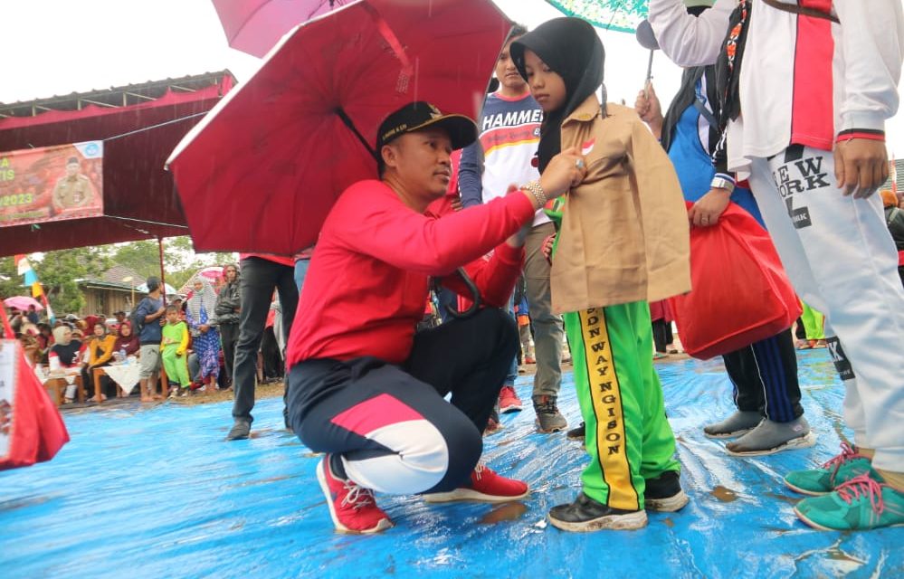 Bupati Parosil serahkan seragam gratis kepada 380 siswa