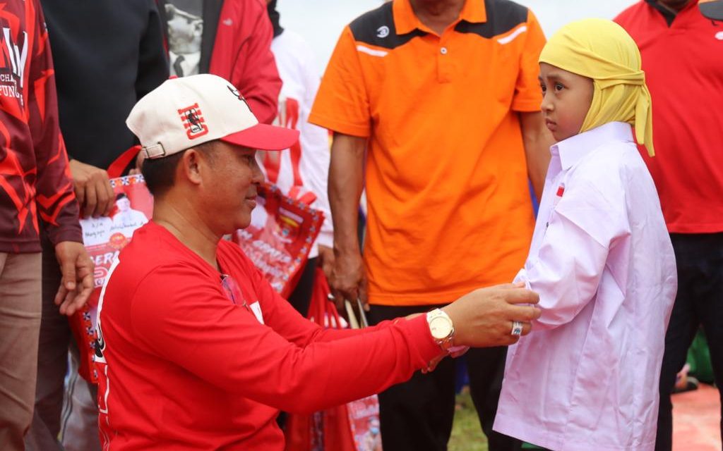 Hadiri Jalan Sehat, Bupati Parosil Inpelementasikan Program Pembagian Seragam Gratis.