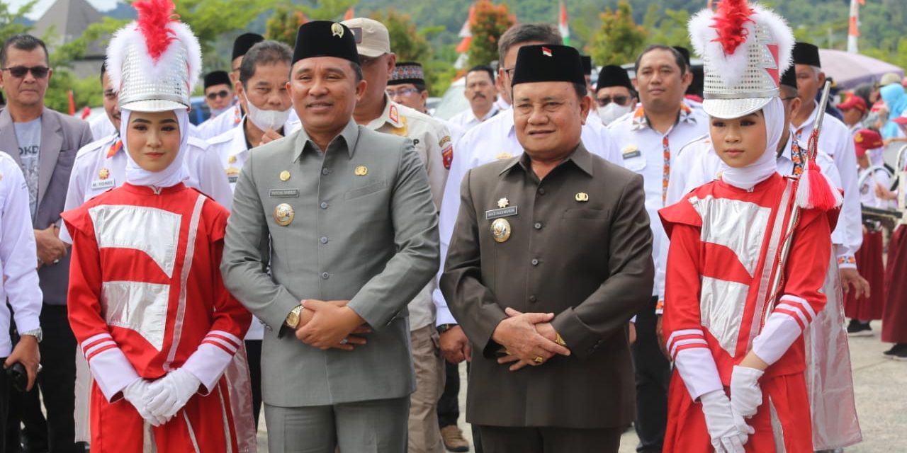 Tahun Kelima, Bupati Parosil Kembali Bagikan Seragam Gratis.