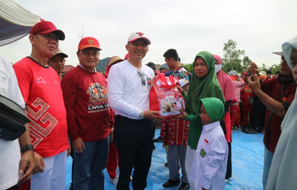 PM Lakukan Jalan Sehat Bersama Ribuan Masyarakat dan Bagikan Seragam Sekolah Gratis di Kecamatan Sekincau