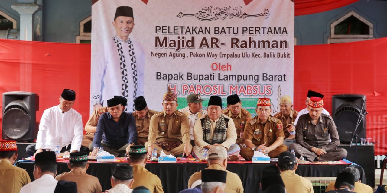 Letakkan batu pertama pembangunan masjid, Bupati Parosil harap masjid tersebut dapat meningkatkan keimanan dan ketaqwaan