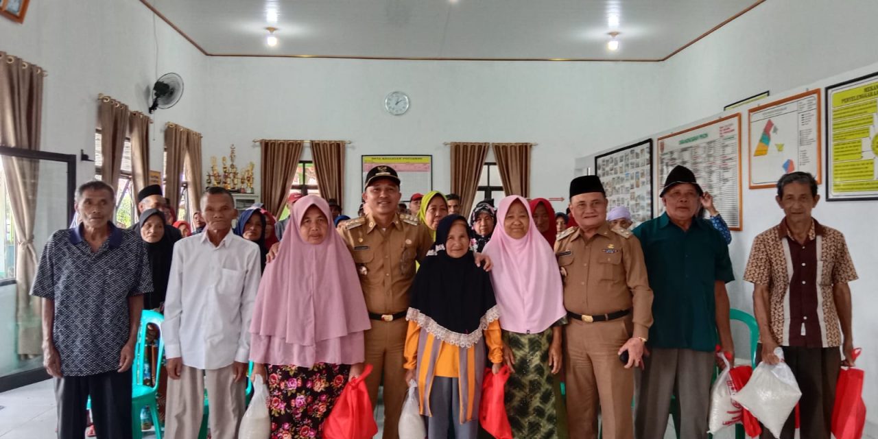 400 lansia terima sembako dari Bupati Parosil